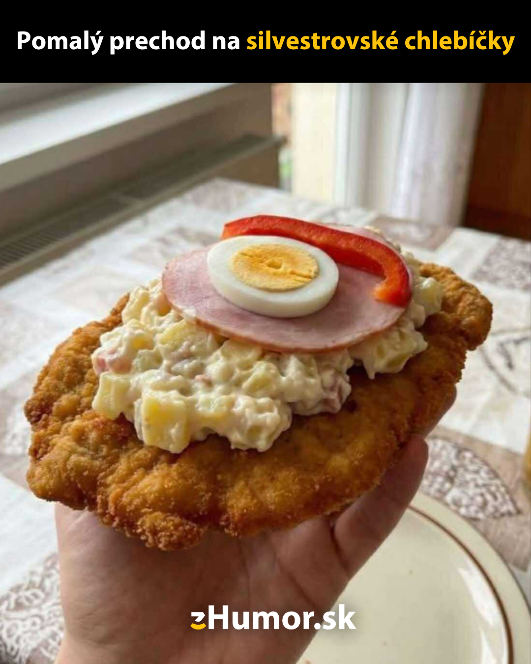 Osoba drží rezne s vlašským šalátom, vajcom a šunkou. Text: Pomalý prechod na silvestrovské chlebíčky.