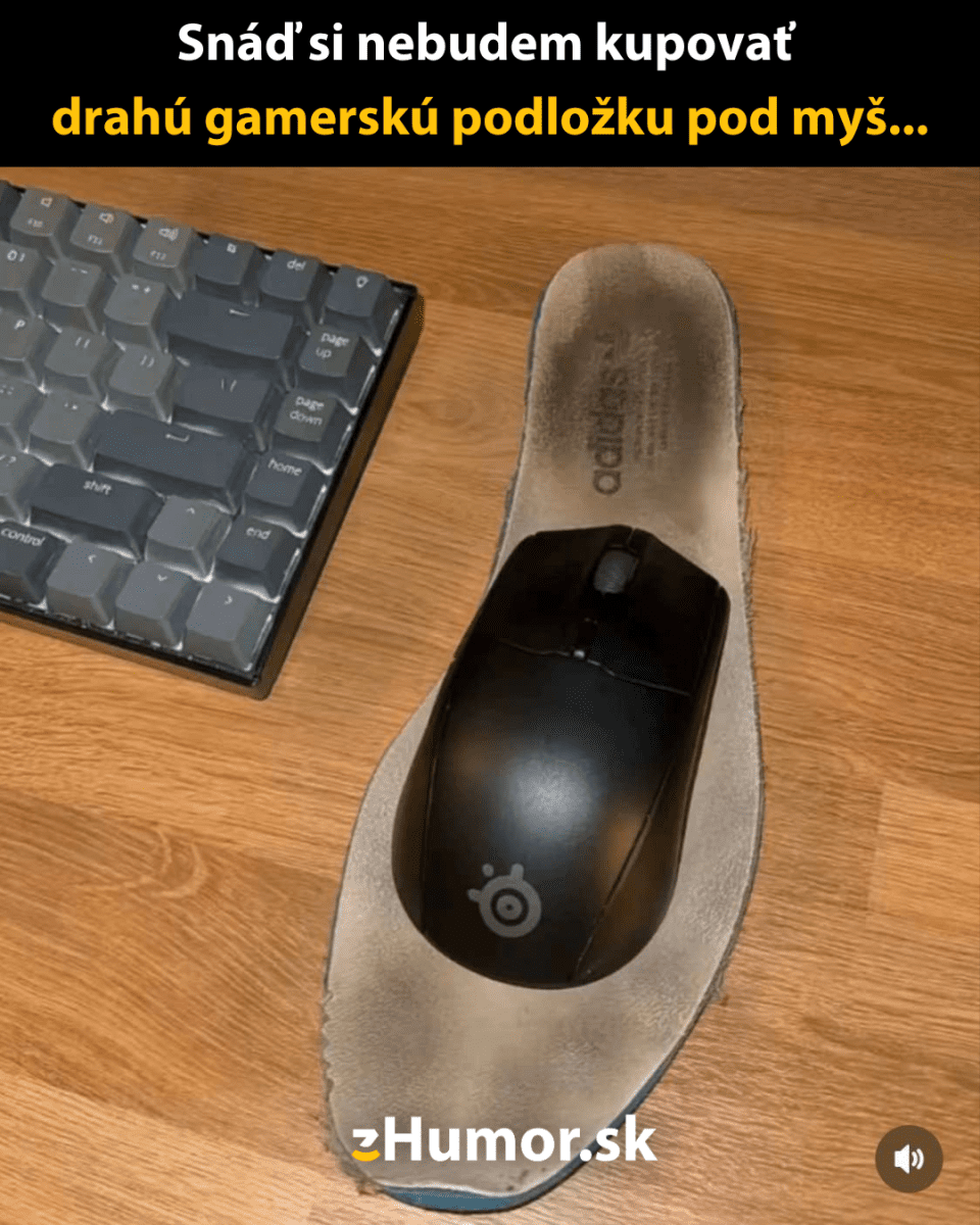 Myš na papuči slúžiaca ako netradičná podložka vedľa klávesnice.