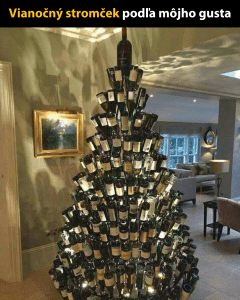 Vianočný stromček z vínových fliaš v obývačke, kreatívna dekorácia s ambientným svetlom.