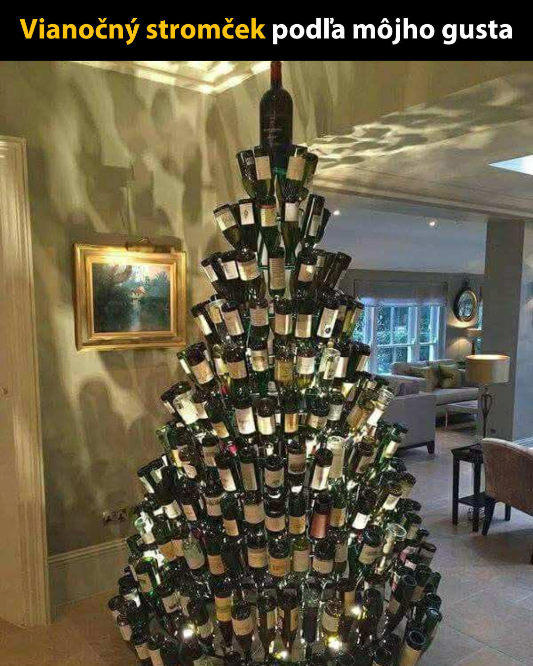 Vianočný stromček z vínových fliaš v obývačke, kreatívna dekorácia s ambientným svetlom.