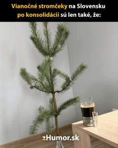 Minimalistický vianočný stromček so šálkou kávy na stole, symbolizuje humor počas sviatočného obdobia na Slovensku.