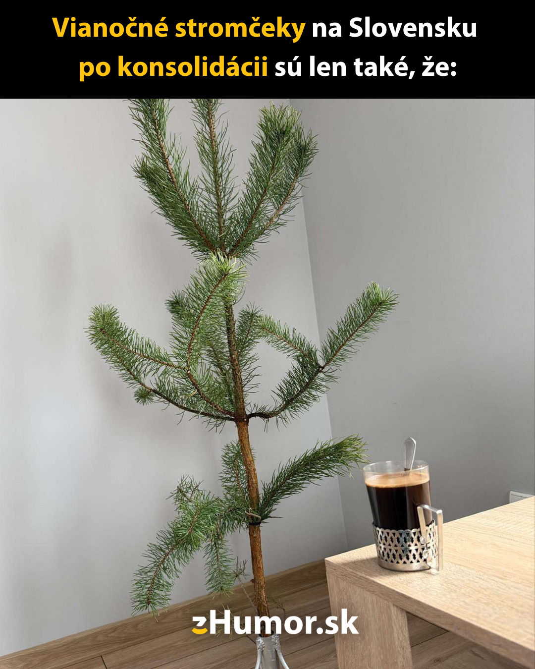 Minimalistický vianočný stromček so šálkou kávy na stole, symbolizuje humor počas sviatočného obdobia na Slovensku.