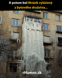 Ľadový stĺp na fasáde bytového domu po zamrznutí strechy.