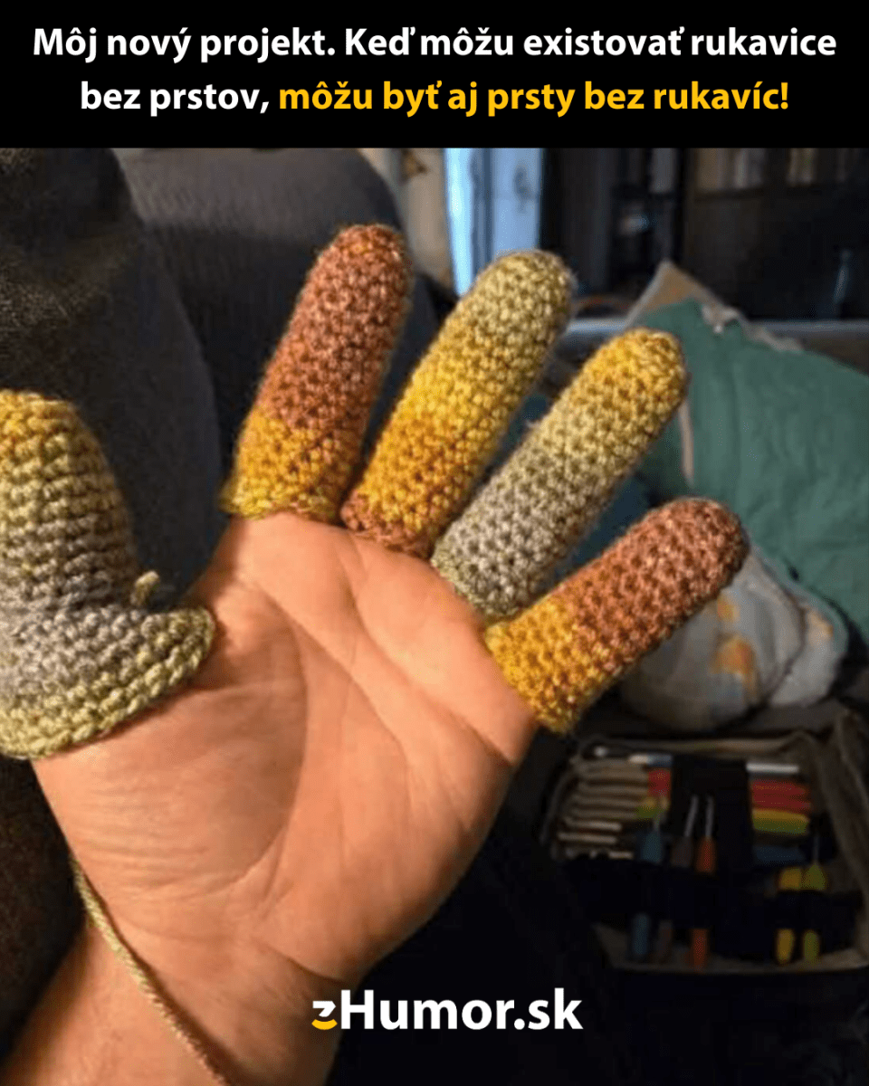 Ruka s háčkovanými prstami bez dlaňovej časti, kreatívny projekt pletenia pre zábavu a originalitu.