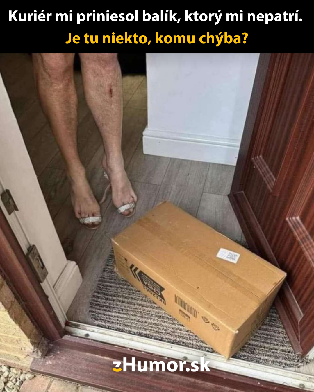 Balík doručený nesprávne, položený na rohožke pred otvorenými dverami, osoba stojí vo dverách zmätená situáciou.