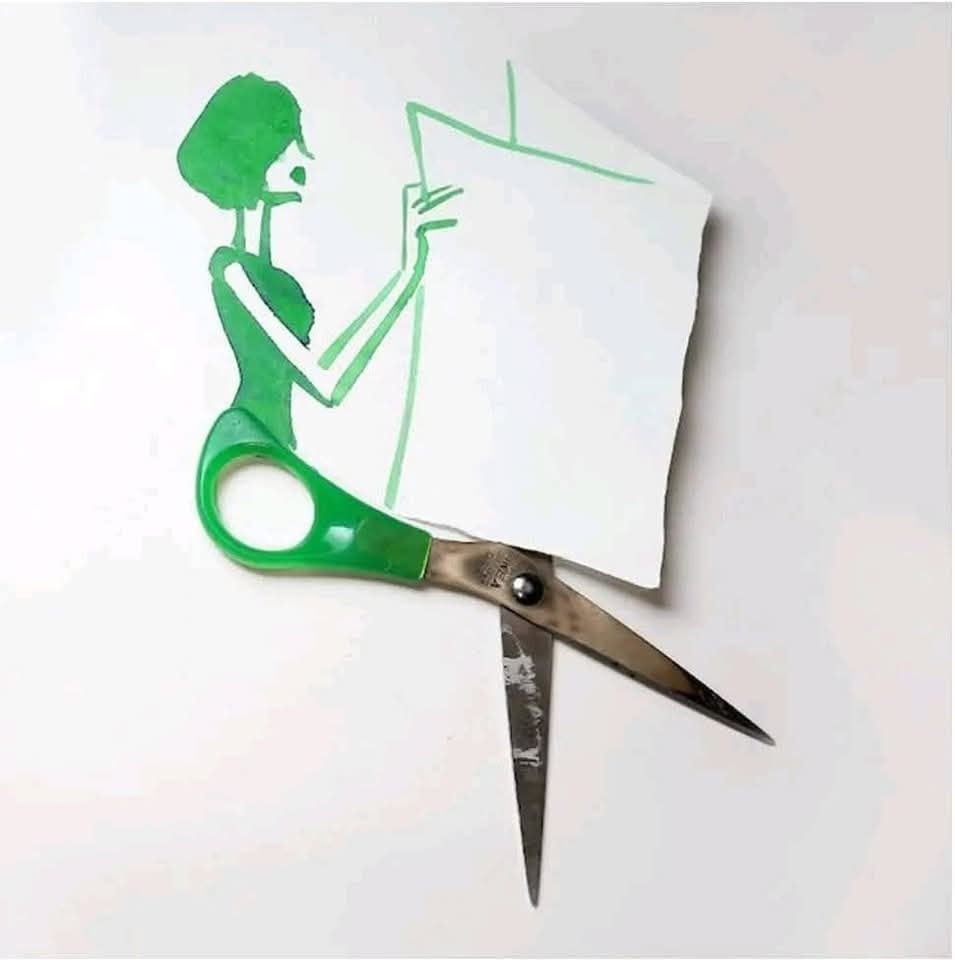 Nožnice ako súčasť kreatívneho obrazu: postava držiaca papier, kresba prepojená s realitou.