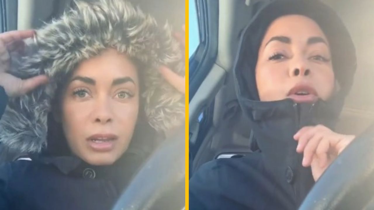 Osoba v kabáte s kapucňou v aute, pripravená na chladné počasie, nastavuje rukávy a zips.