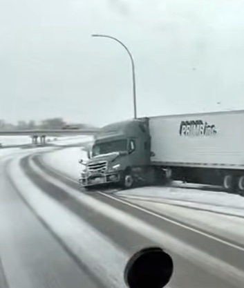 Nákladniak uviazol v zákrute na klzkej zasneženej ceste, čo spomaľuje premávku na diaľnici.