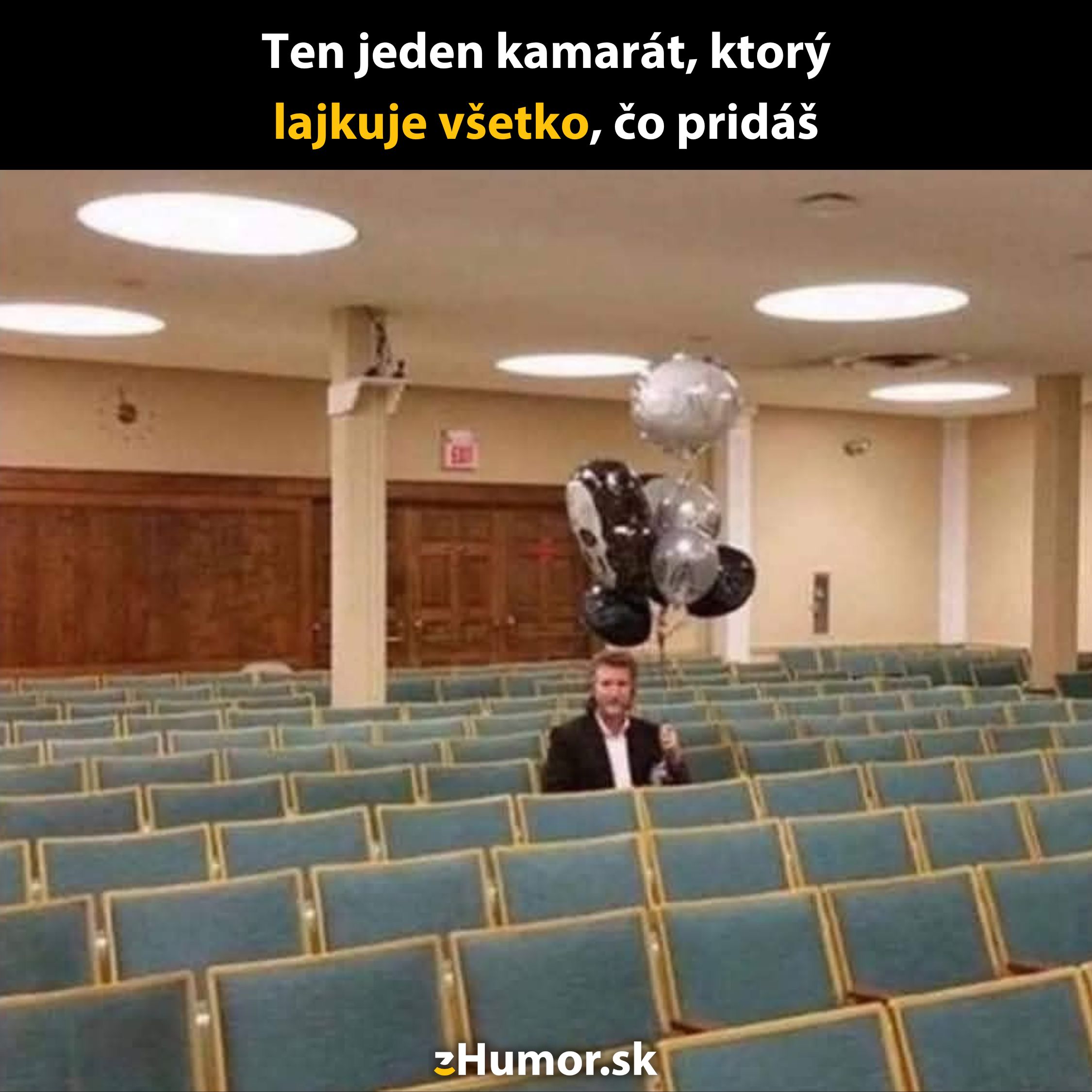 Muž sediaci v prázdnej miestnosti s balónmi, symbolizuje jediného priateľa, ktorý lajkuje všetky vaše príspevky.