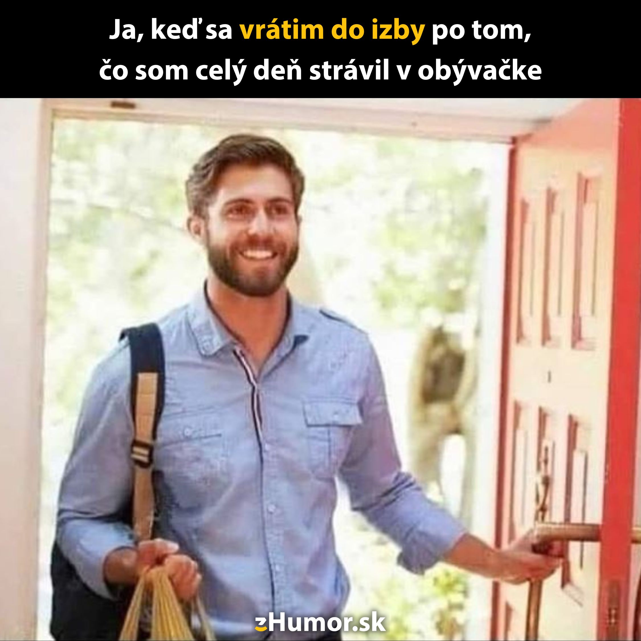 Muž s radosťou vchádza do miestnosti, nesie tašku, vyzerá spokojne. Textový meme o návrate do izby.