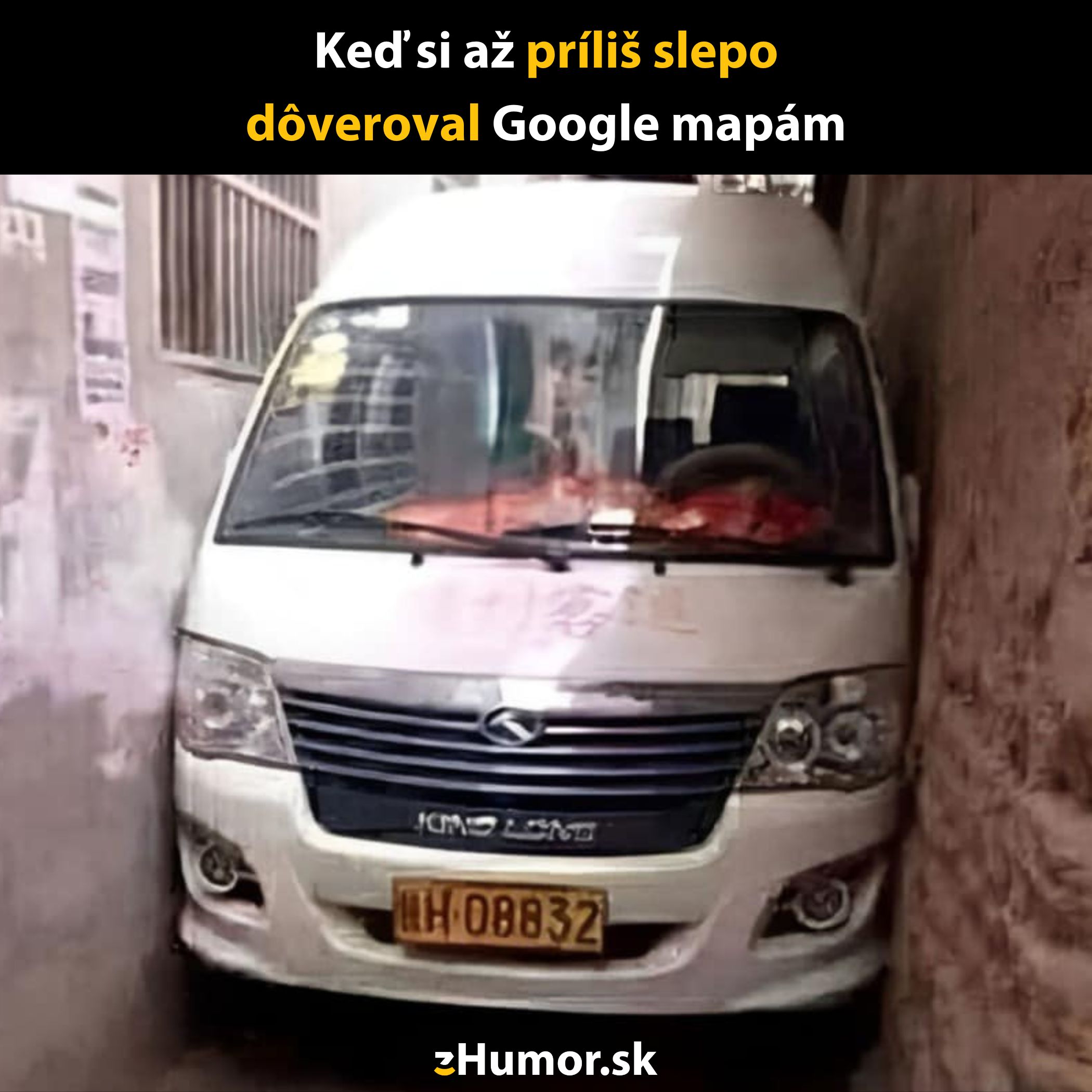 Dodávka zaseknutá v úzkej uličke kvôli nepresným Google mapám.