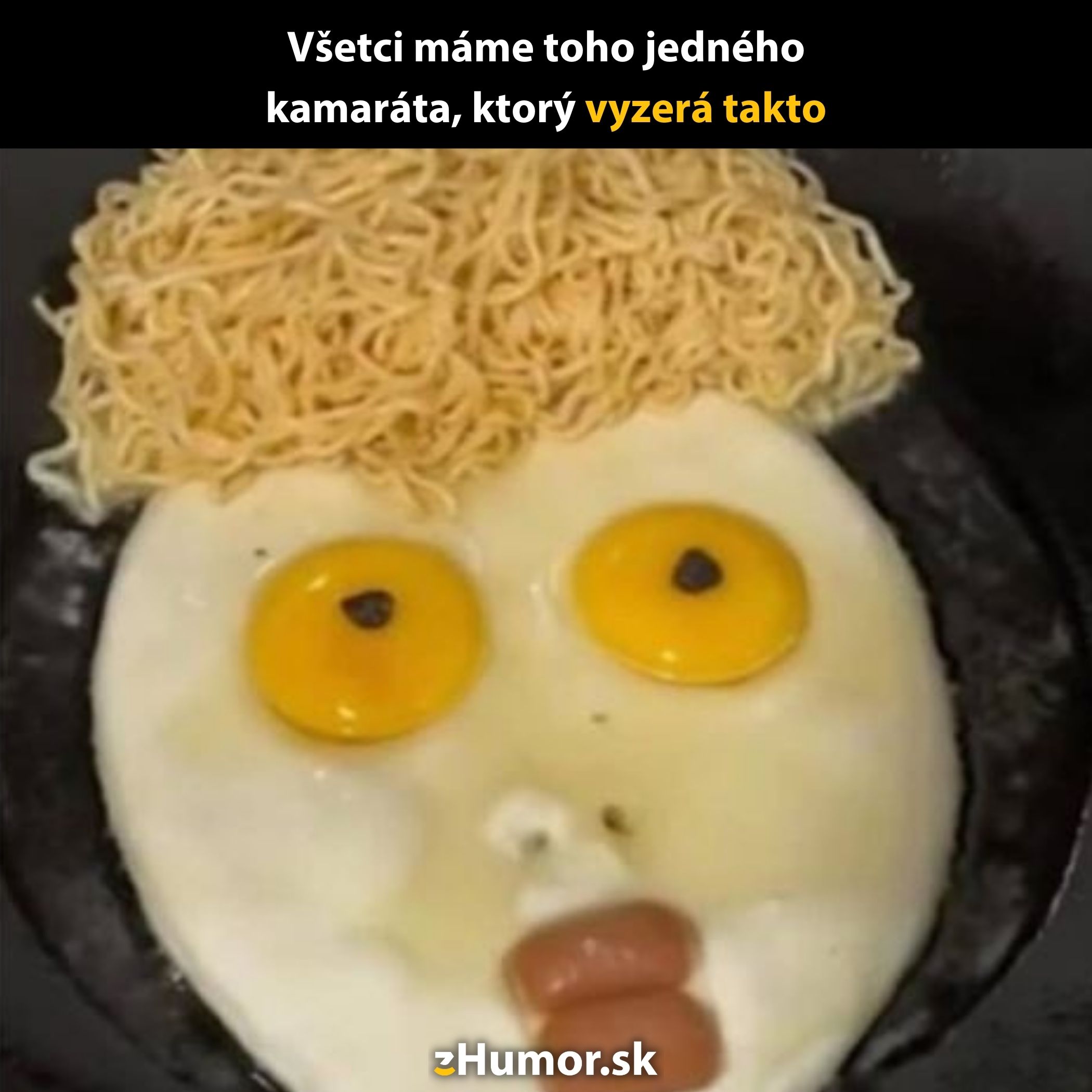 Veselý obrázok na panvici: vyprážané vajíčka ako oči a rezance napodobňujú vlasy. Kreatívne jedlo s tvárou.