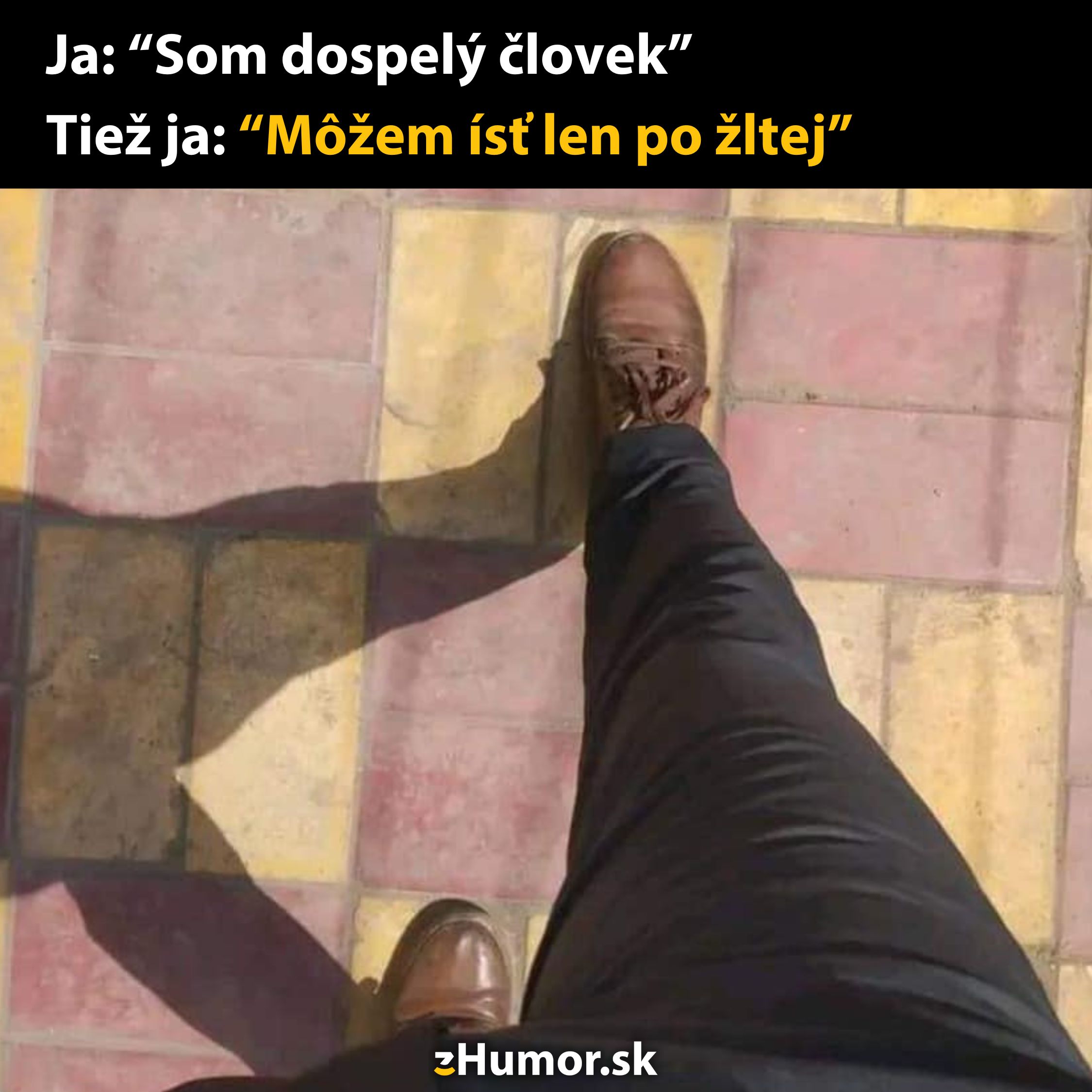 Dospelý kráča po farebných dlaždiciach, obmedzený na žlté políčka, ako z detskej hry.