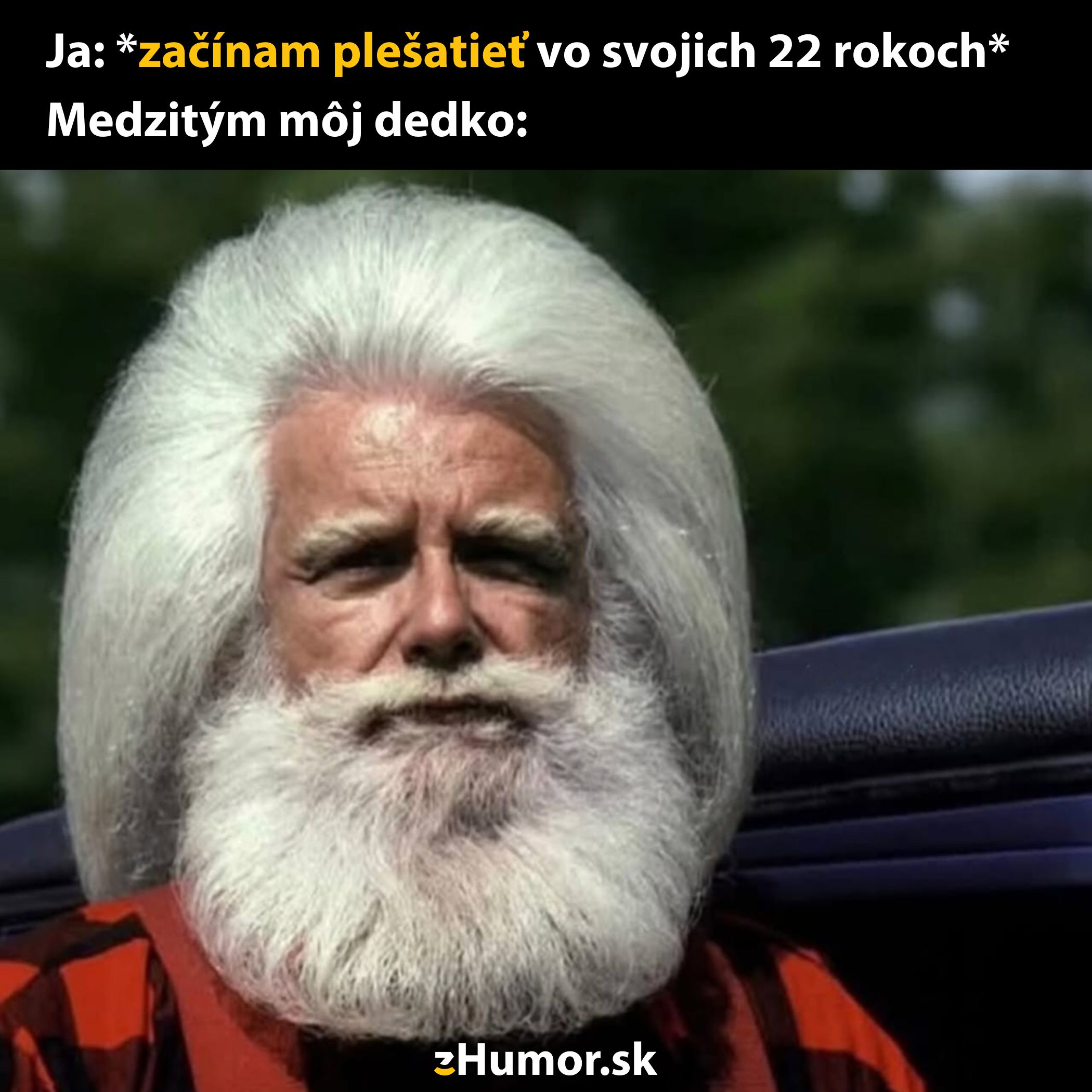 Dedko s bohatými bielymi vlasmi a bradou, zábavný kontrast k situácii 22-ročného vnuka, ktorý začína plešatieť.