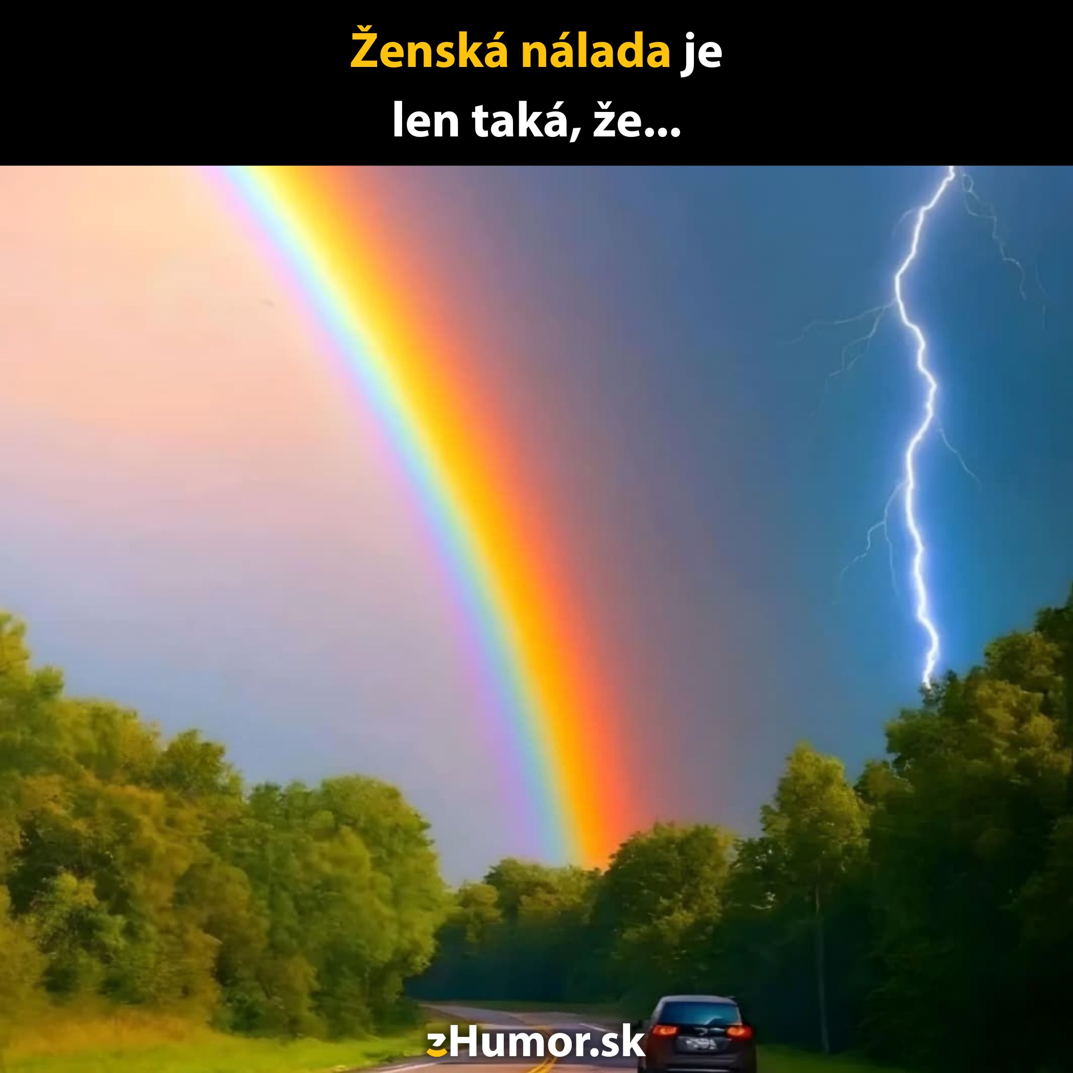 Dúha na oblohe vedľa blesku nad cestou v prírode pri západe slnka.