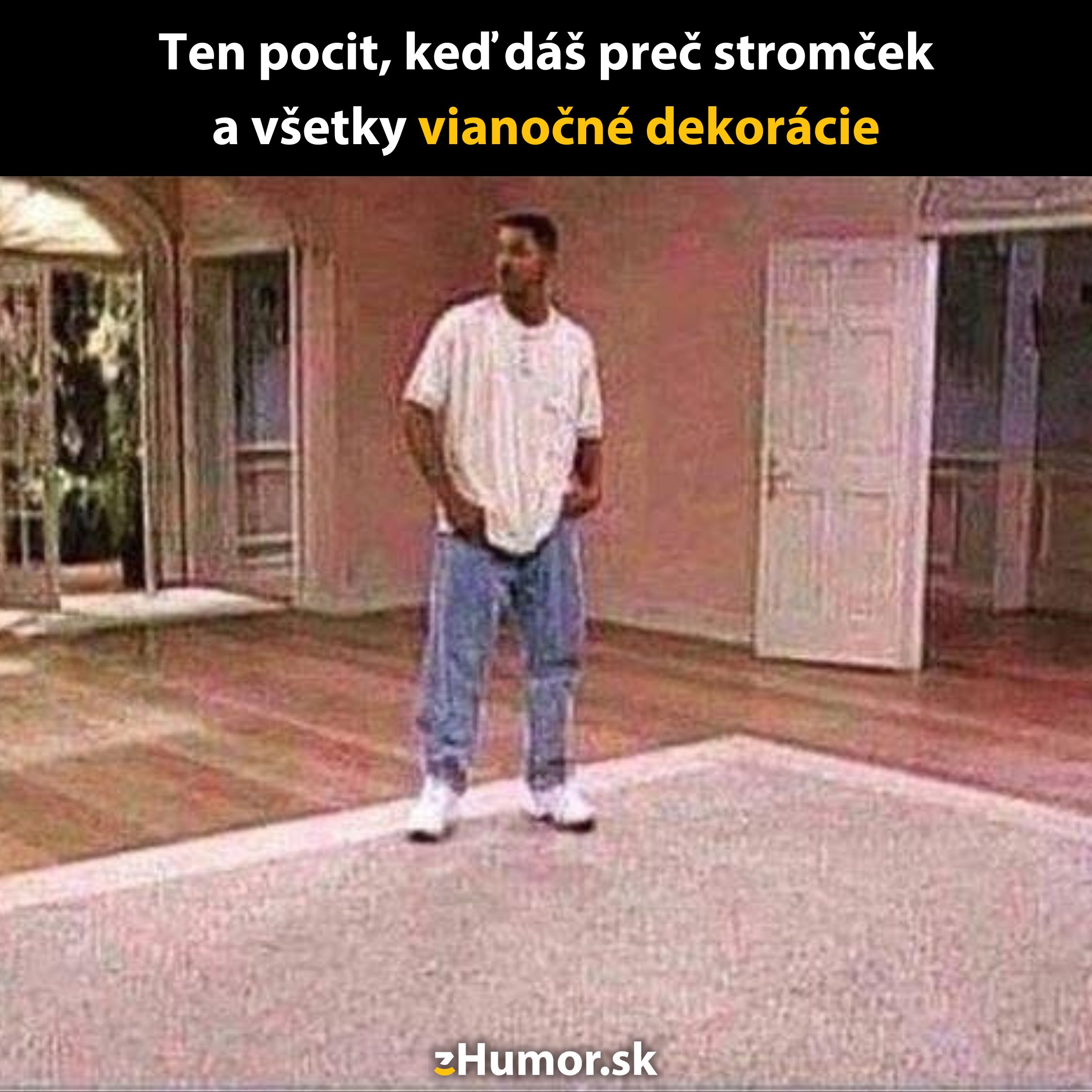Osoba stojí v prázdnej izbe po odstránení vianočných dekorácií.