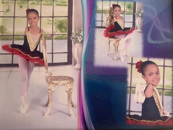 Dievčatko v baletnej sukni pózuje pri zlatej stoličke vo fotografickom štúdiu.