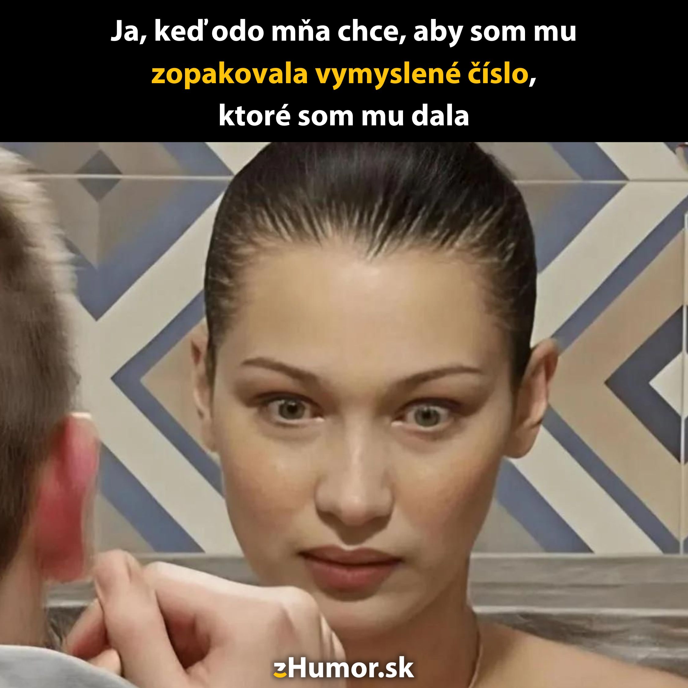 Žena so zaujatým pohľadom sa pozerá na muža v komickej situácii, keď si spomenie na vymyslené číslo, ktoré mu dala.