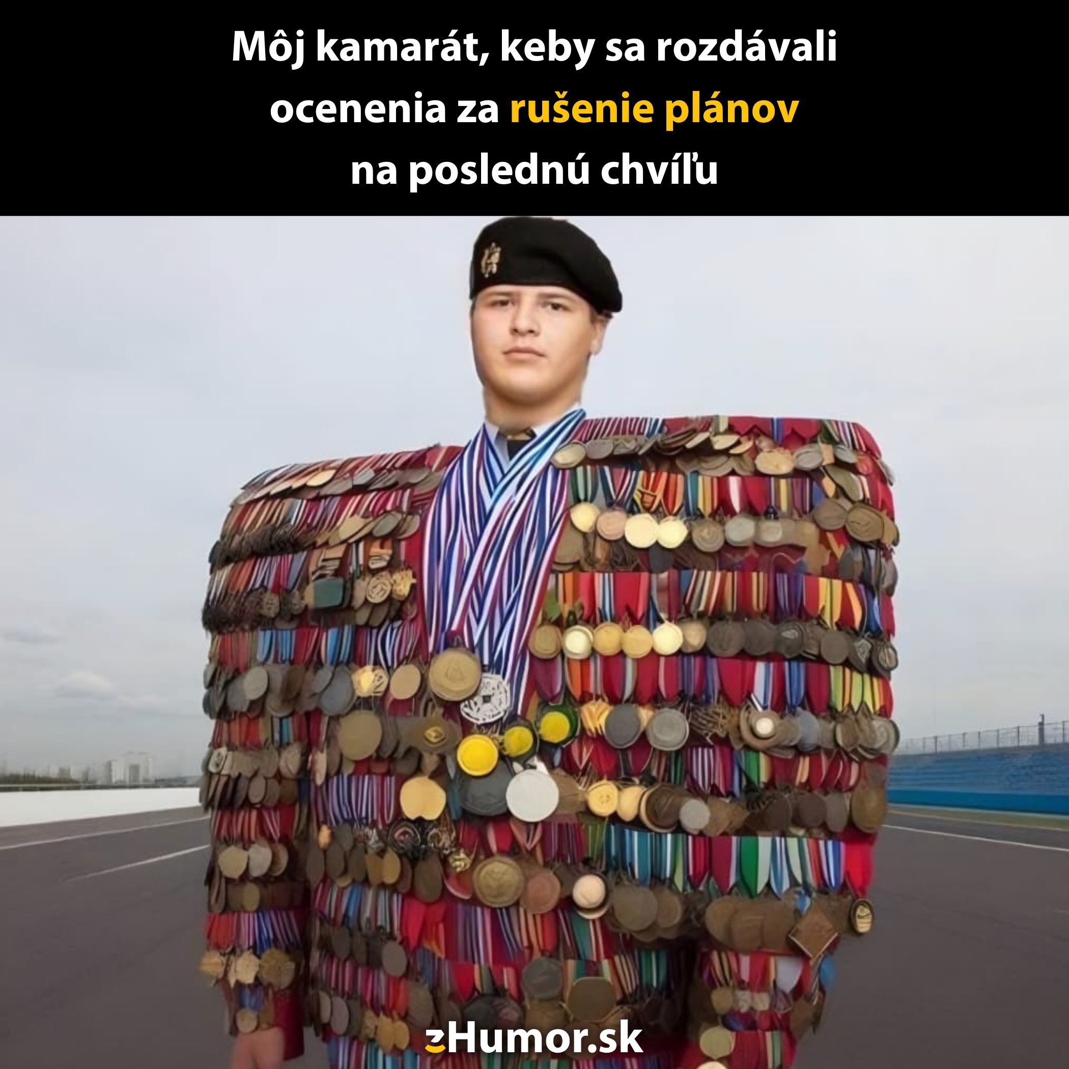 Muž v uniforme s množstvom medailí ilustruje vtip o rušení plánov na poslednú chvíľu.