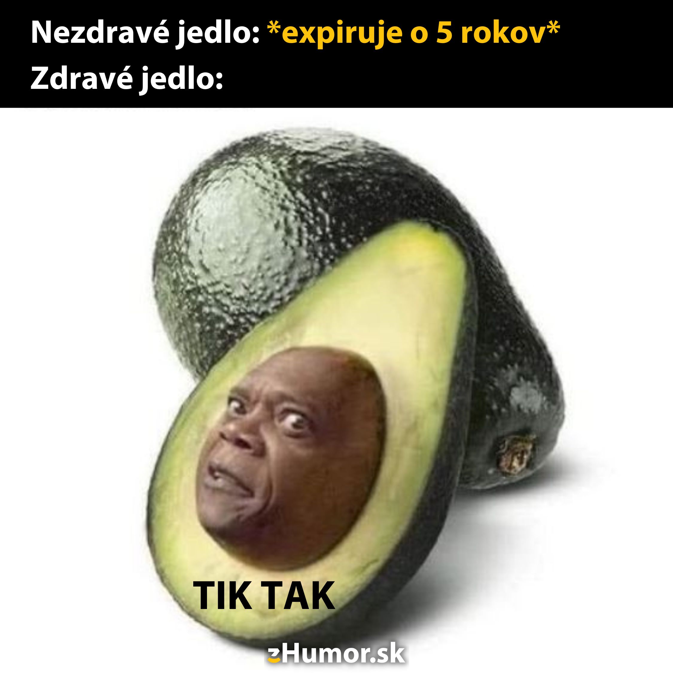Avokádo s tvárou vtipne zosmiešňuje rýchlu expiráciu zdravého jedla oproti dlhej trvanlivosti nezdravého.