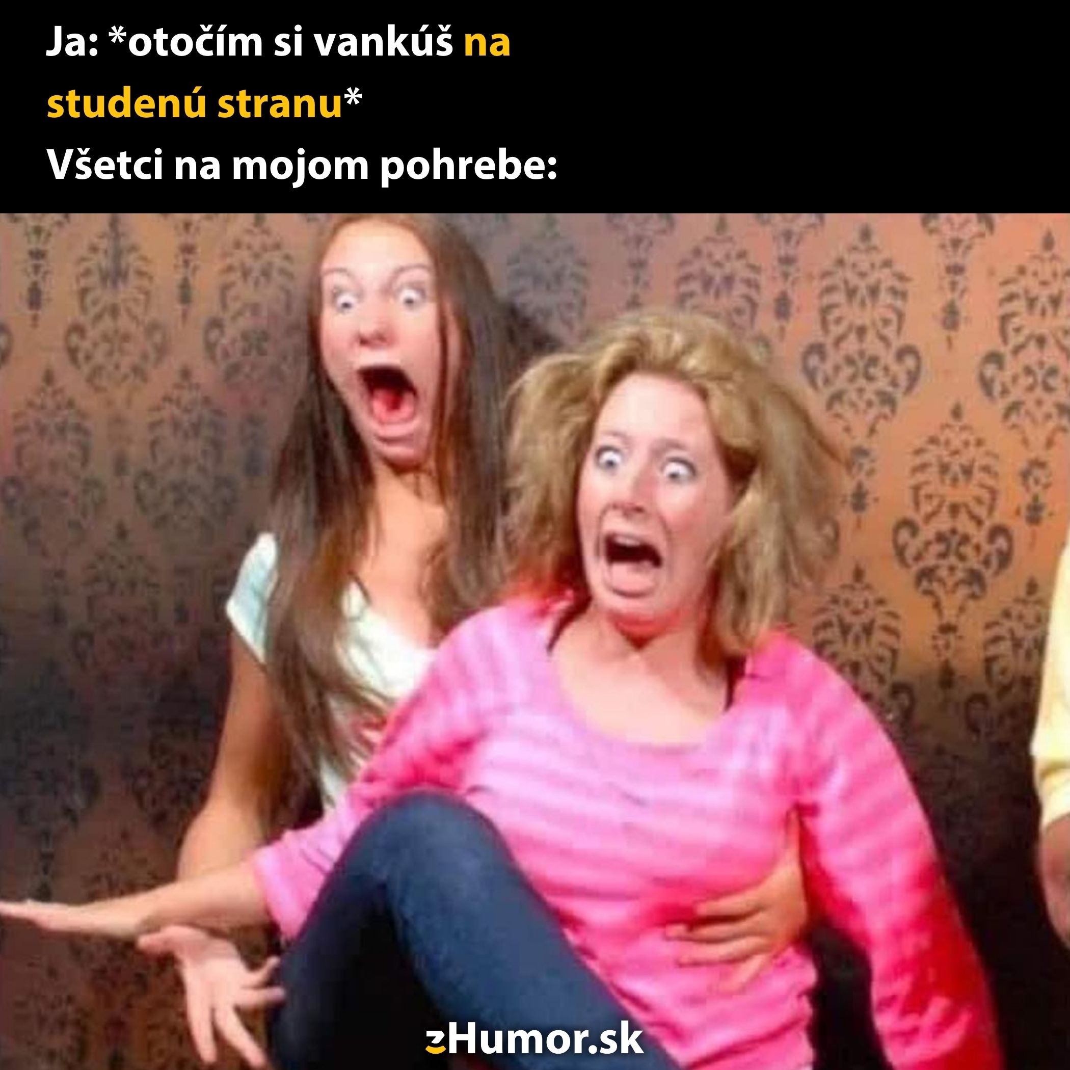Dve ženy so šokovanými výrazmi reagujú na vtipný text o otočení vankúša na studenú stranu.