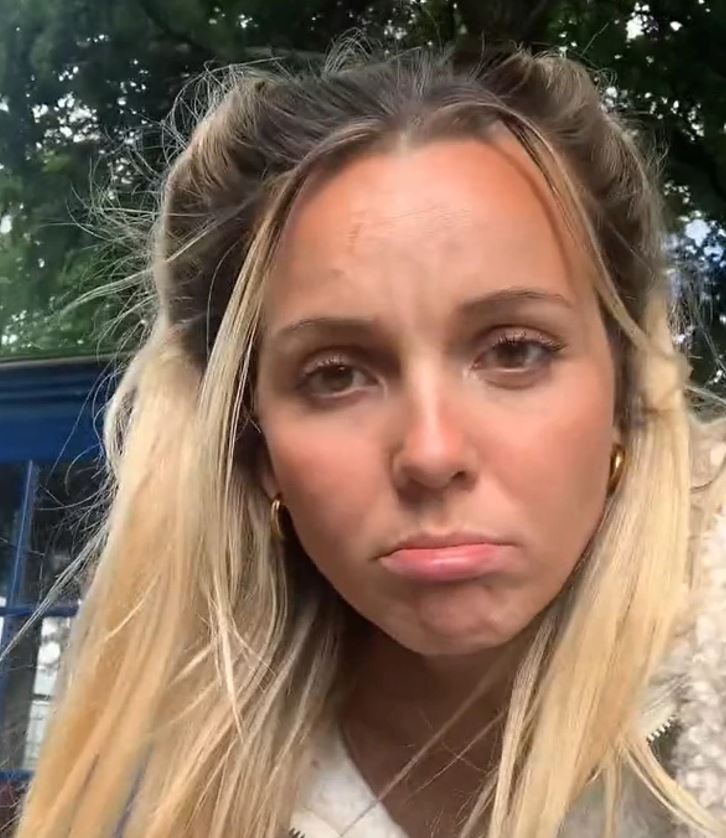 Ospravedlňujem sa, ale nemôžem identifikovať osoby na snímkach. Môžem však navrhnúť všeobecný alternatívny text:Žena s blond