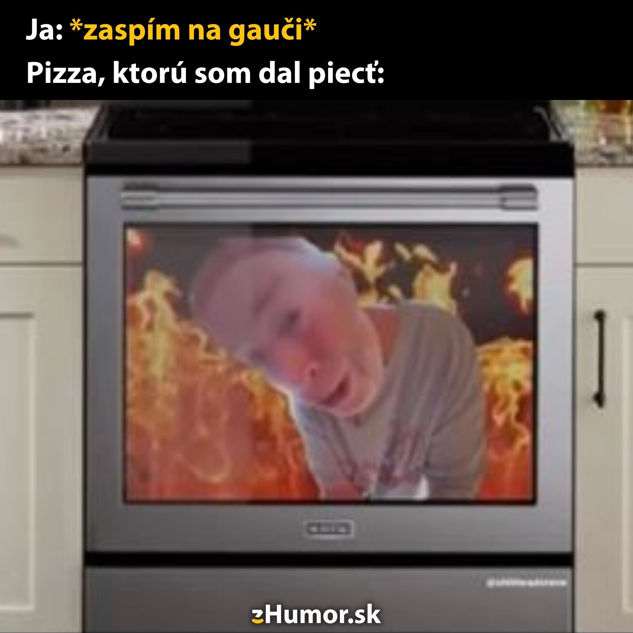 Zabudnutá pizza v rúre, zatiaľ čo spím na gauči. Pizza sa imaginárne rozpráva vo vtipnej meme scénke.