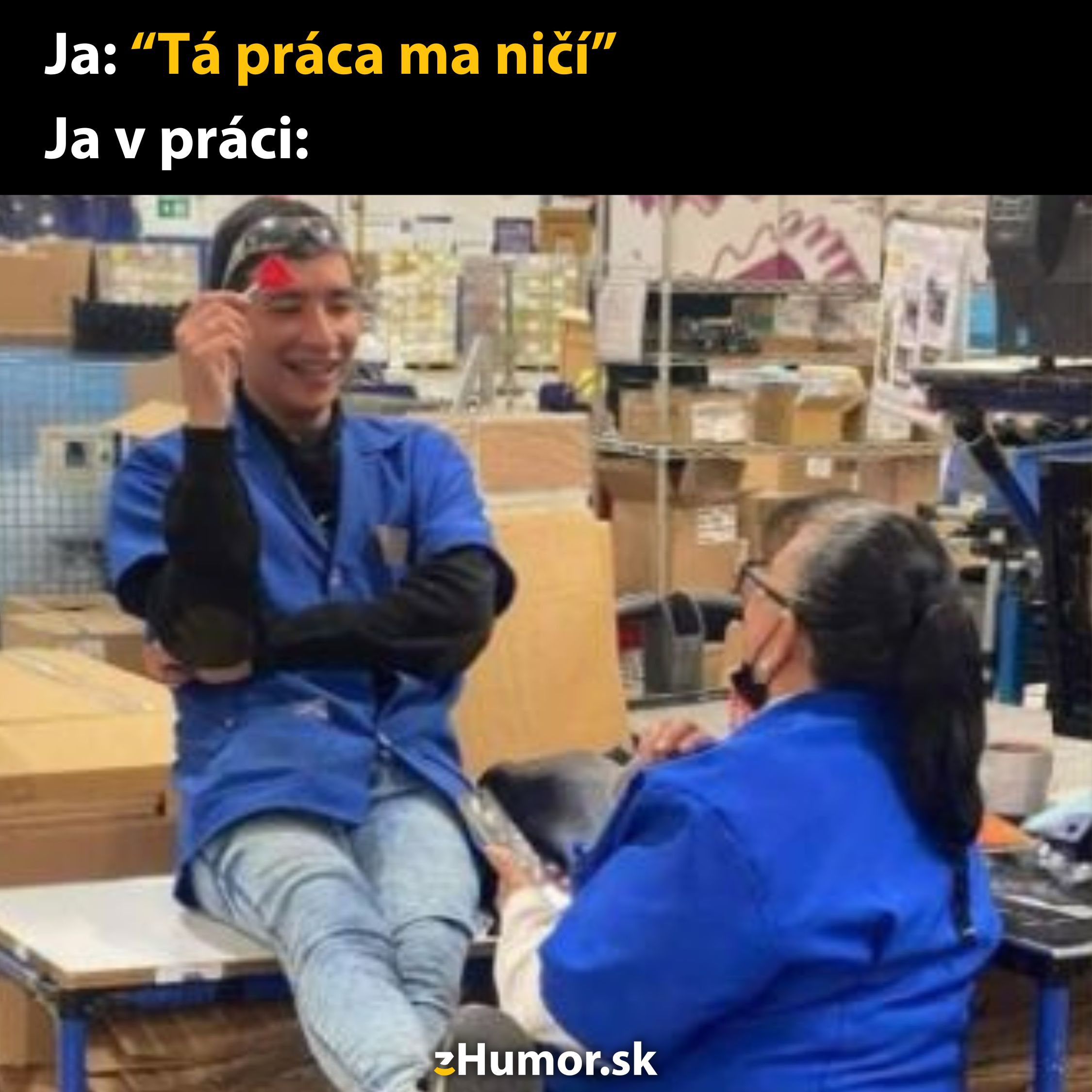 Pracovníci v uniforme sa smejú a oddychujú v sklade počas prestávky.