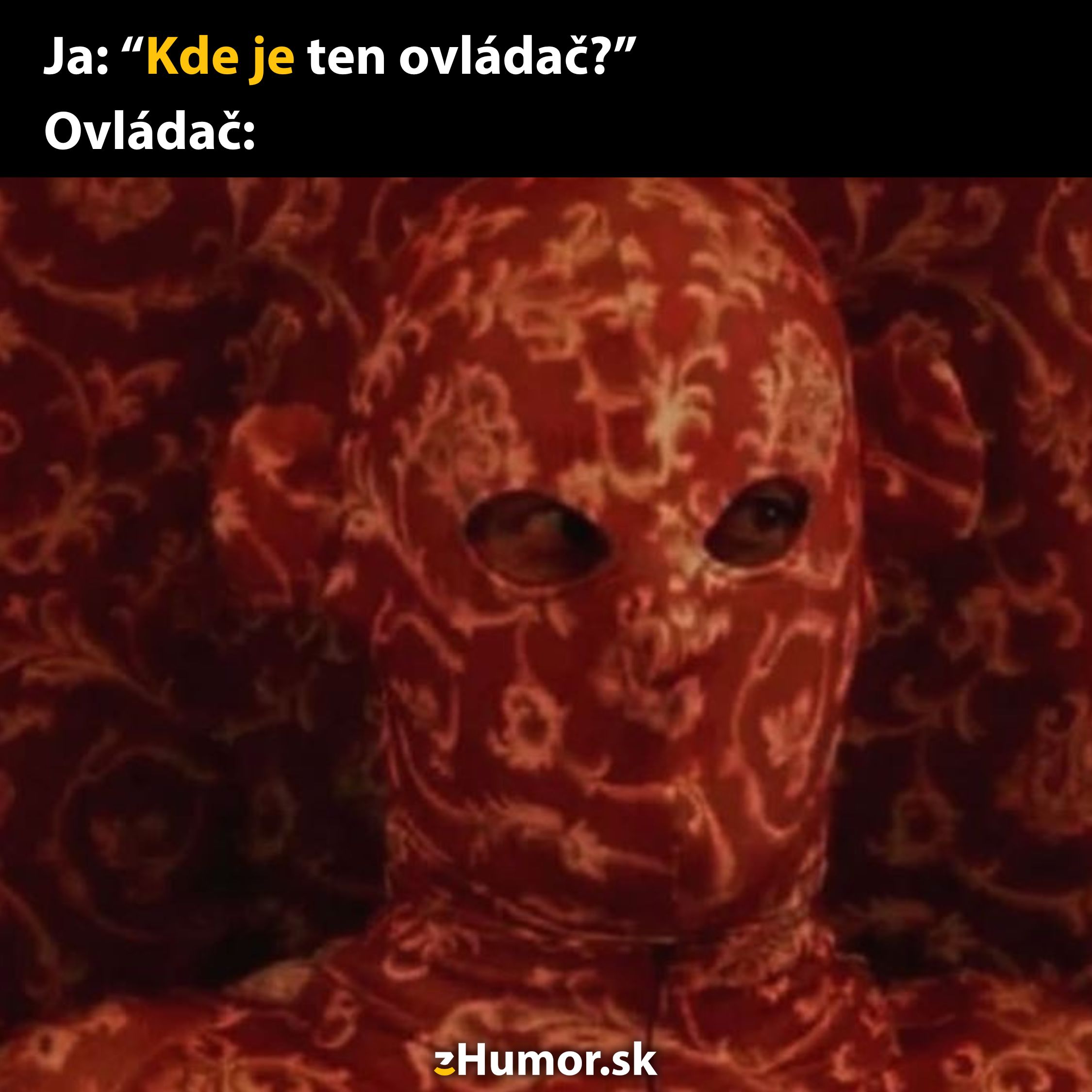 Osoba maskovaná v koberci na kamufláž, doplnená vtipným textom o ovládači.