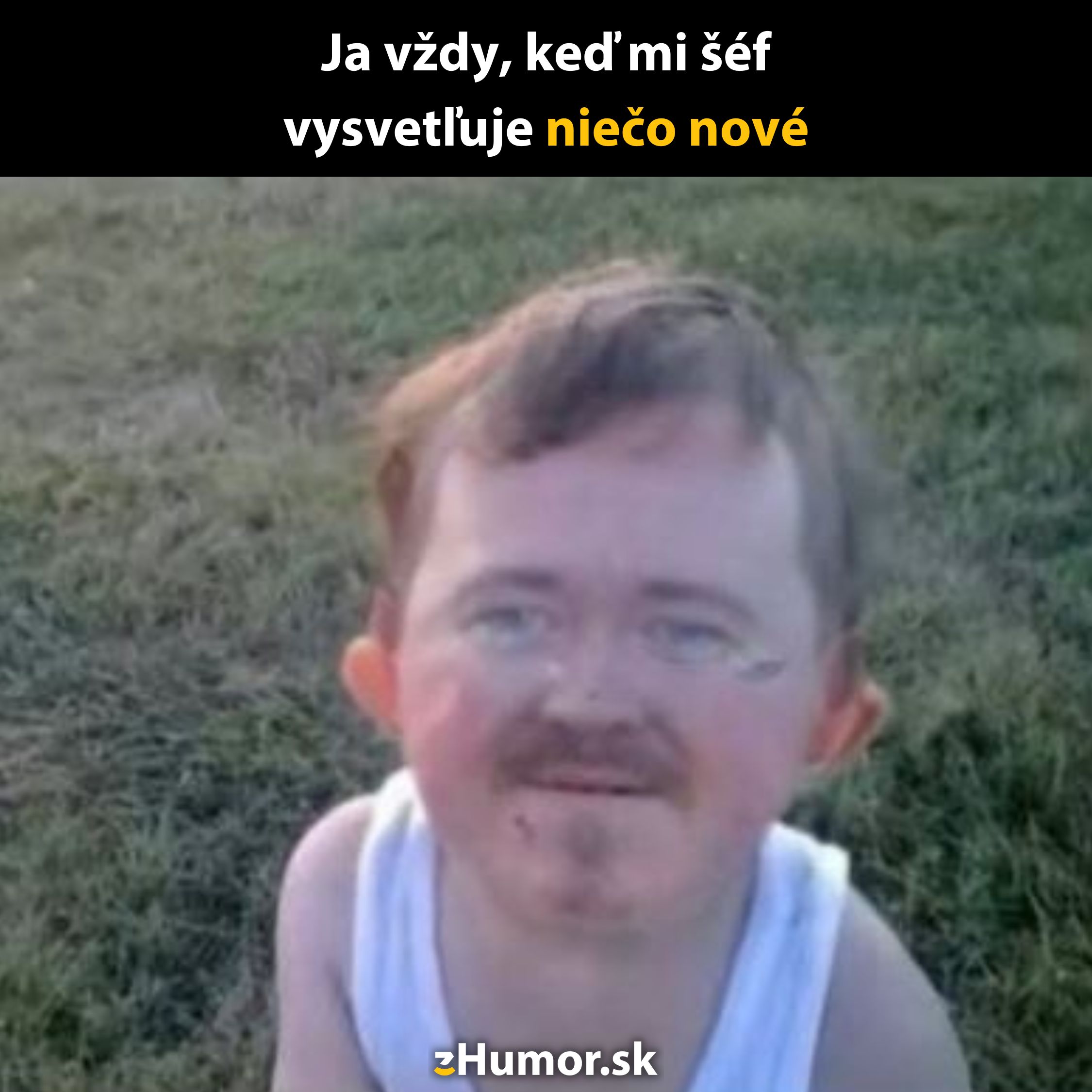 Muž s výrazom prekvapenia pri počúvaní nových informácií, vtipný výraz zdôraznený nápisom na obrázku.