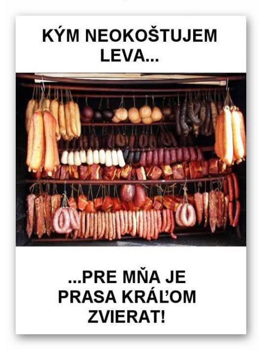 Výklad klobás a údenín s vtipným textom o prasaťu ako kráľovi zvierat pred levom.