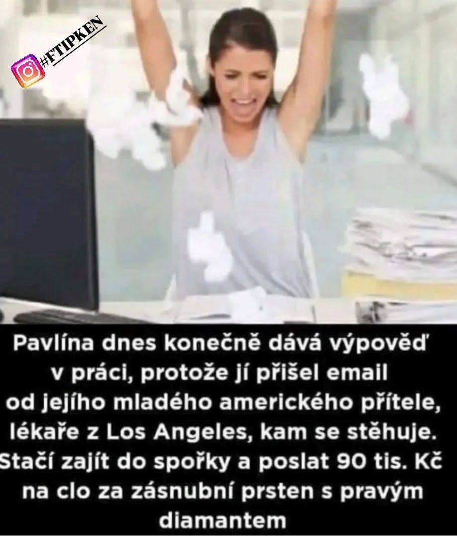 Žena v kancelárii s nadšeným výrazom vyhadzuje papiere do vzduchu a číta podvodný e-mail o zásnubnom prsteni.