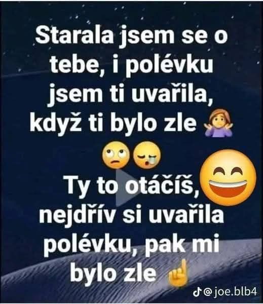 Vtipný text s emotikonmi, ktorý zdôrazňuje iróniu varenia polievky pri chorobe.