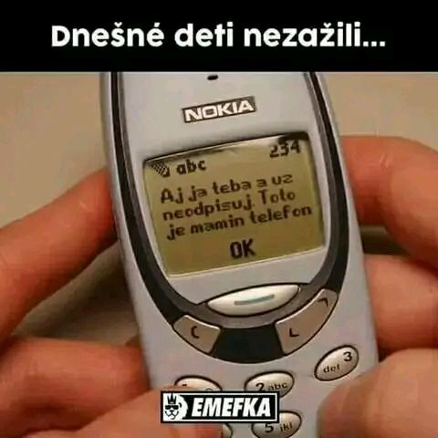 Stará Nokia so SMS správou Aj ja teba a už neodpisuj. Toto je mamin telefón – nostalgická spomienka na staré mobily.