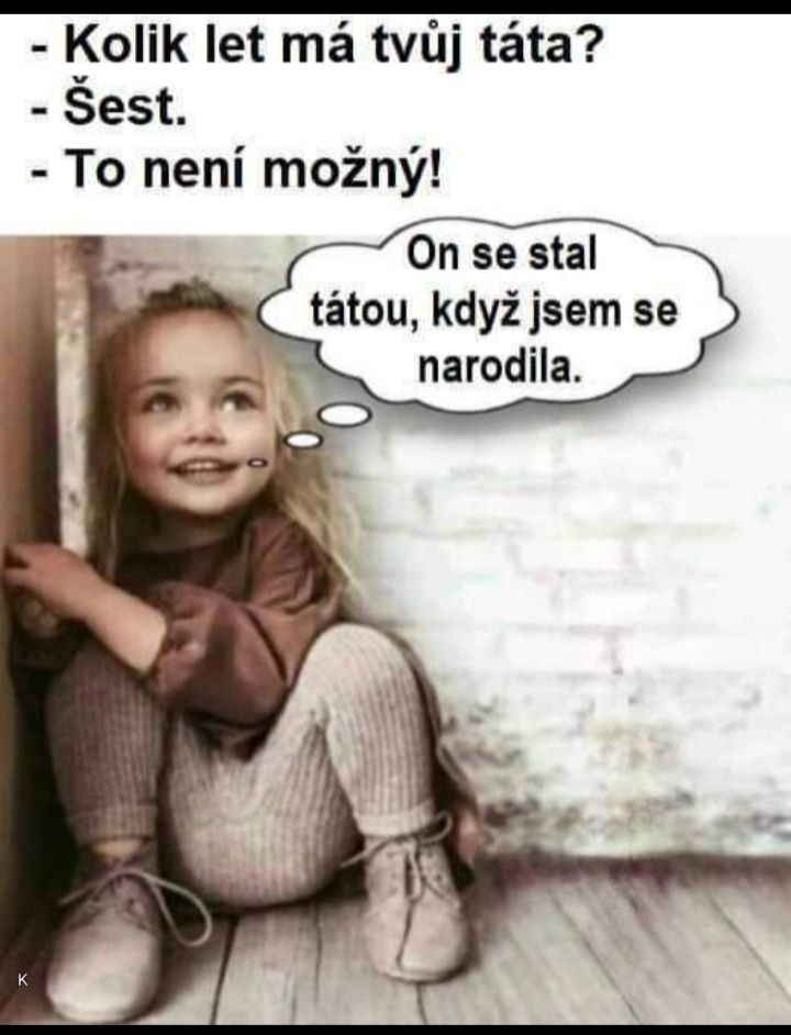 Malé dievčatko s úsmevom sedí pri stene a premýšľa nad vtipnou otázkou o veku svojho otca.