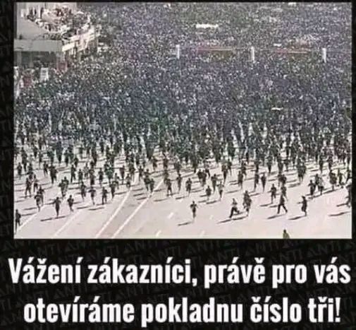 Dav ľudí sa rýchlo pohybuje po ulici s vtipným popisom o otváraní pokladne číslo tri.
