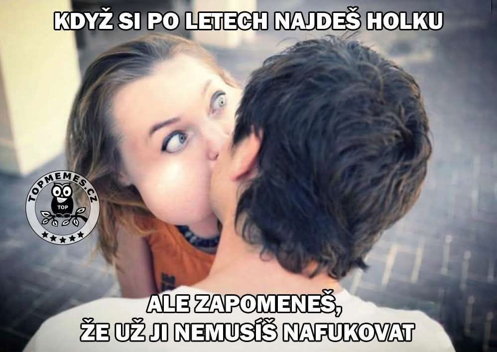 Muž a žena pri bozku vtipne nafúknutými lícami, doplnený českým textom s humornou témou.