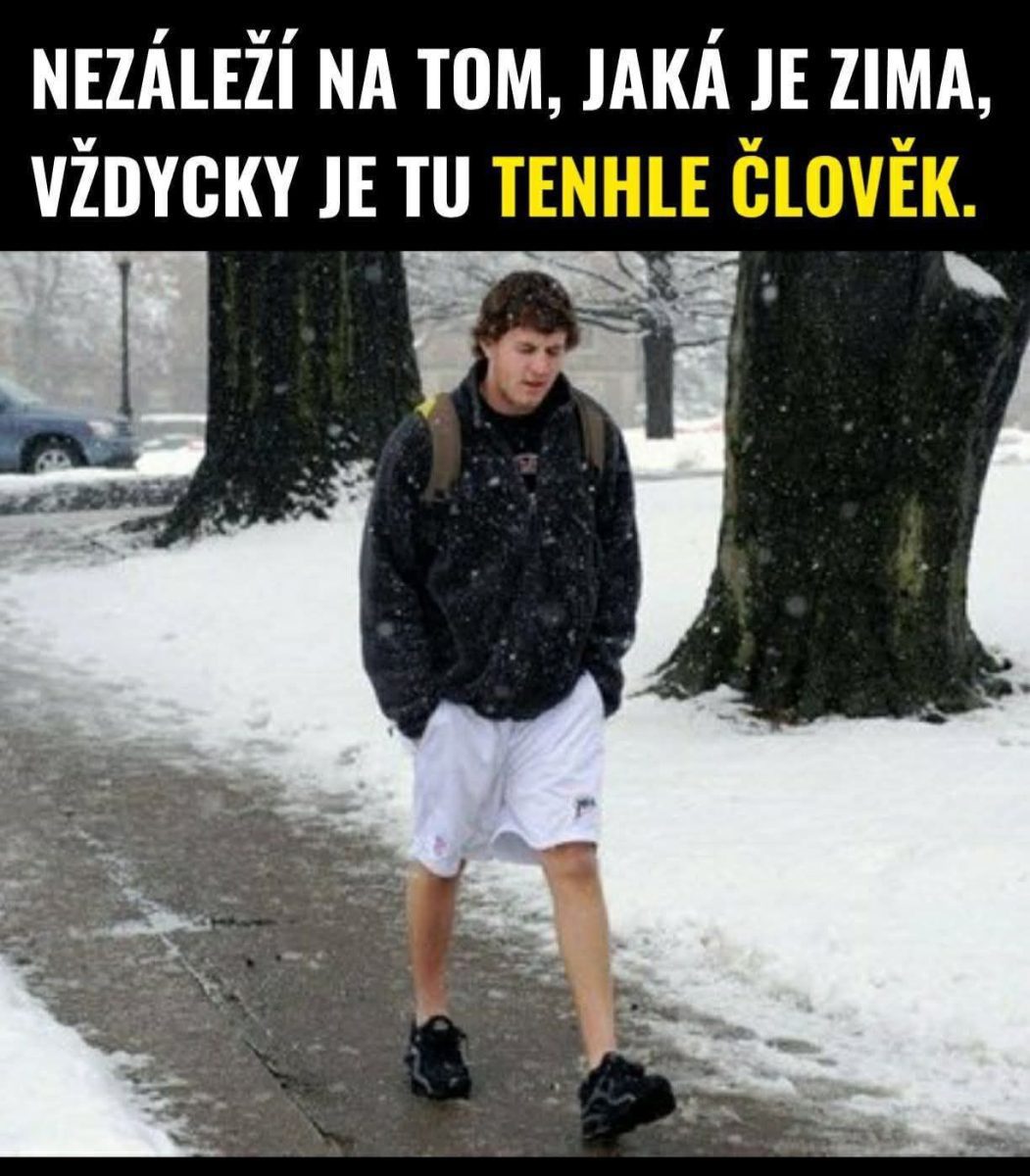 Muž kráča v zime po snehu v kraťasoch, text hovorí o jeho odolnosti voči chladu.