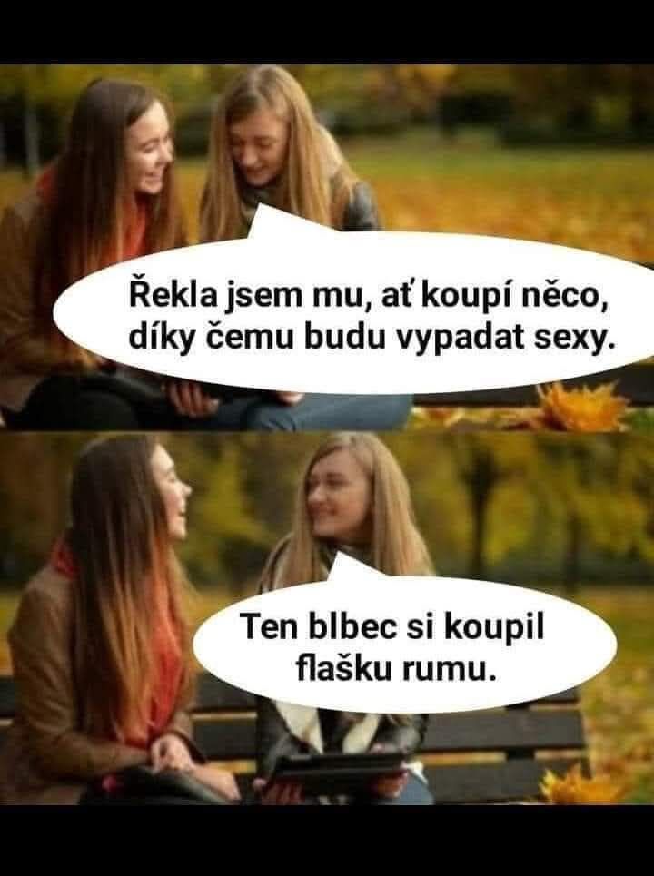 Dve ženy sa smejú na lavičke v parku pri rozprave o nákupe rumu namiesto niečoho sexy.