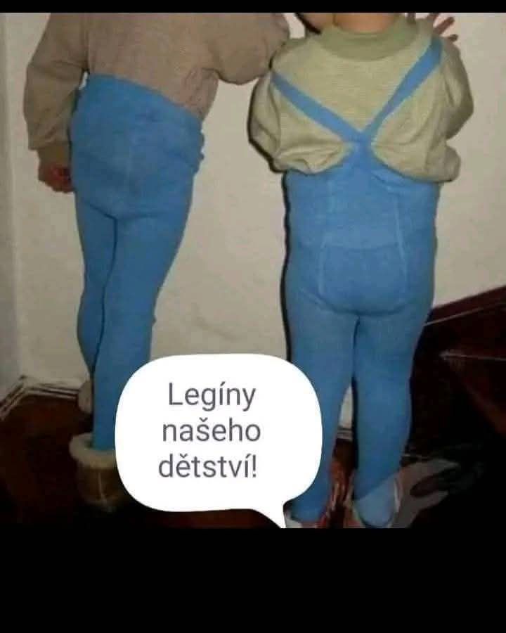 Deti v modrých legínach so šľapkami pri stene, text: Legíny našeho dětství. Retro spomienky.
