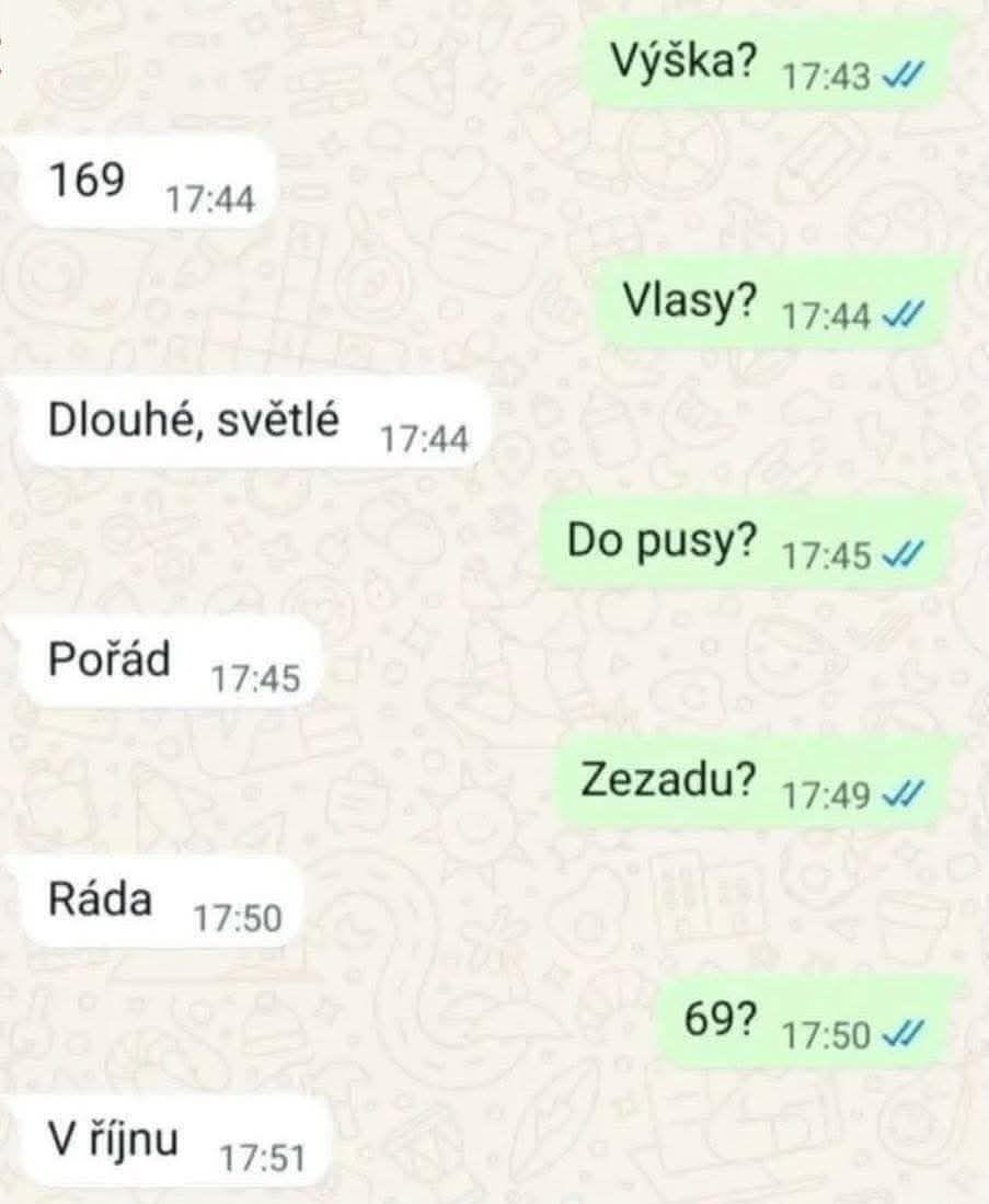 Konverzácia v textových správach, ktorá kombinuje otázky a odpovede s číslami, časmi a českými slovami.