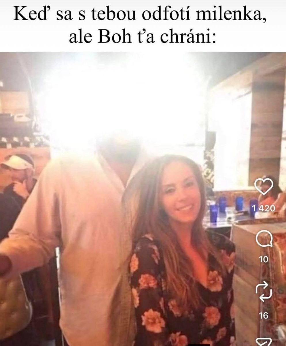 Muž a žena sa fotia spolu v reštaurácii, mužova tvár je zakrytá jasným svetlom.