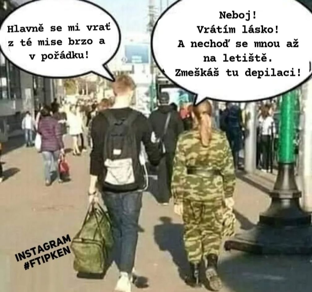 Žena v uniforme sa rozpráva s mužom na ulici. Textové bubliny pridávajú humorný rozhovor o návrate z misie.