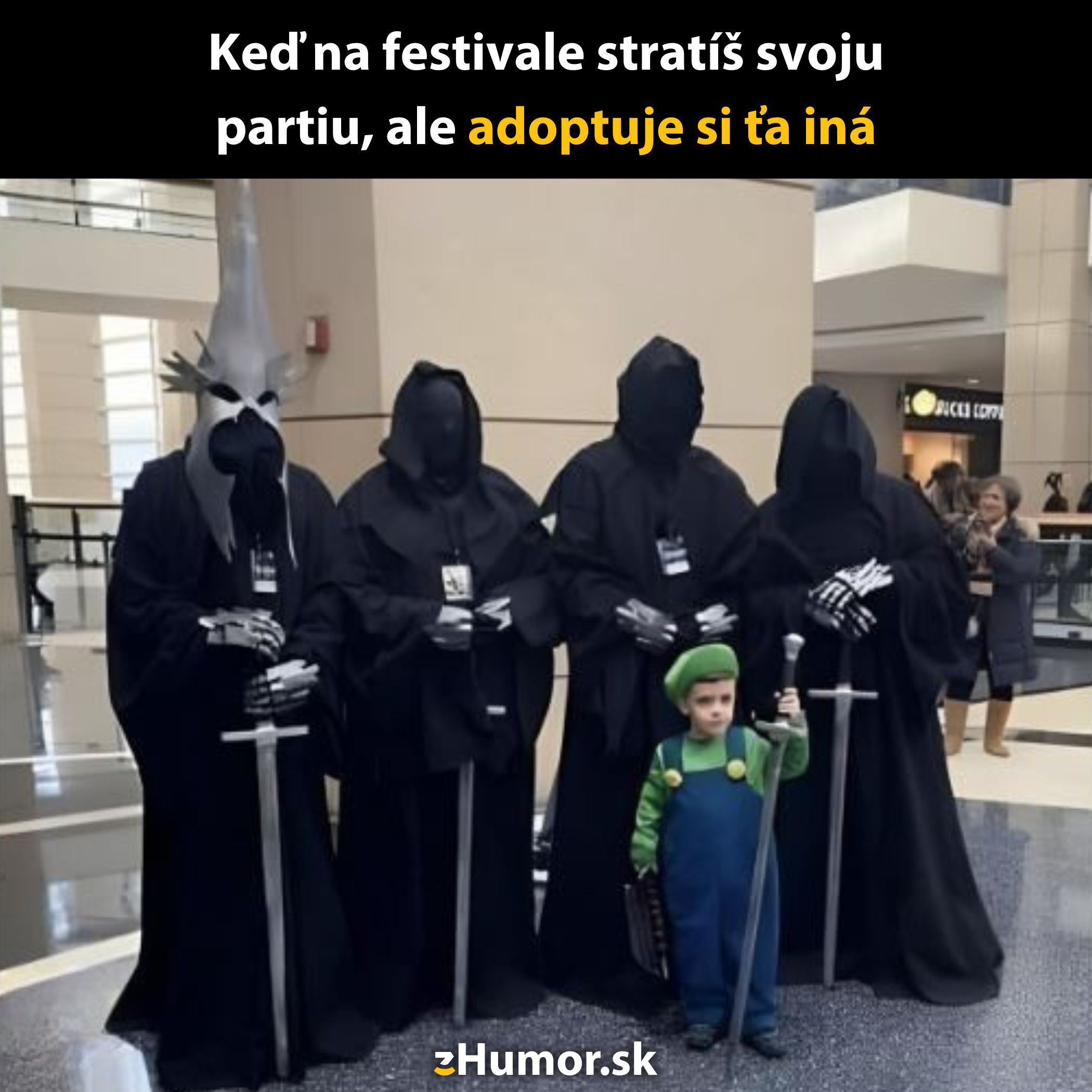 Chlapec v kostýme Maria s partou čiernych rytierov na festivale v obchodnom centre.