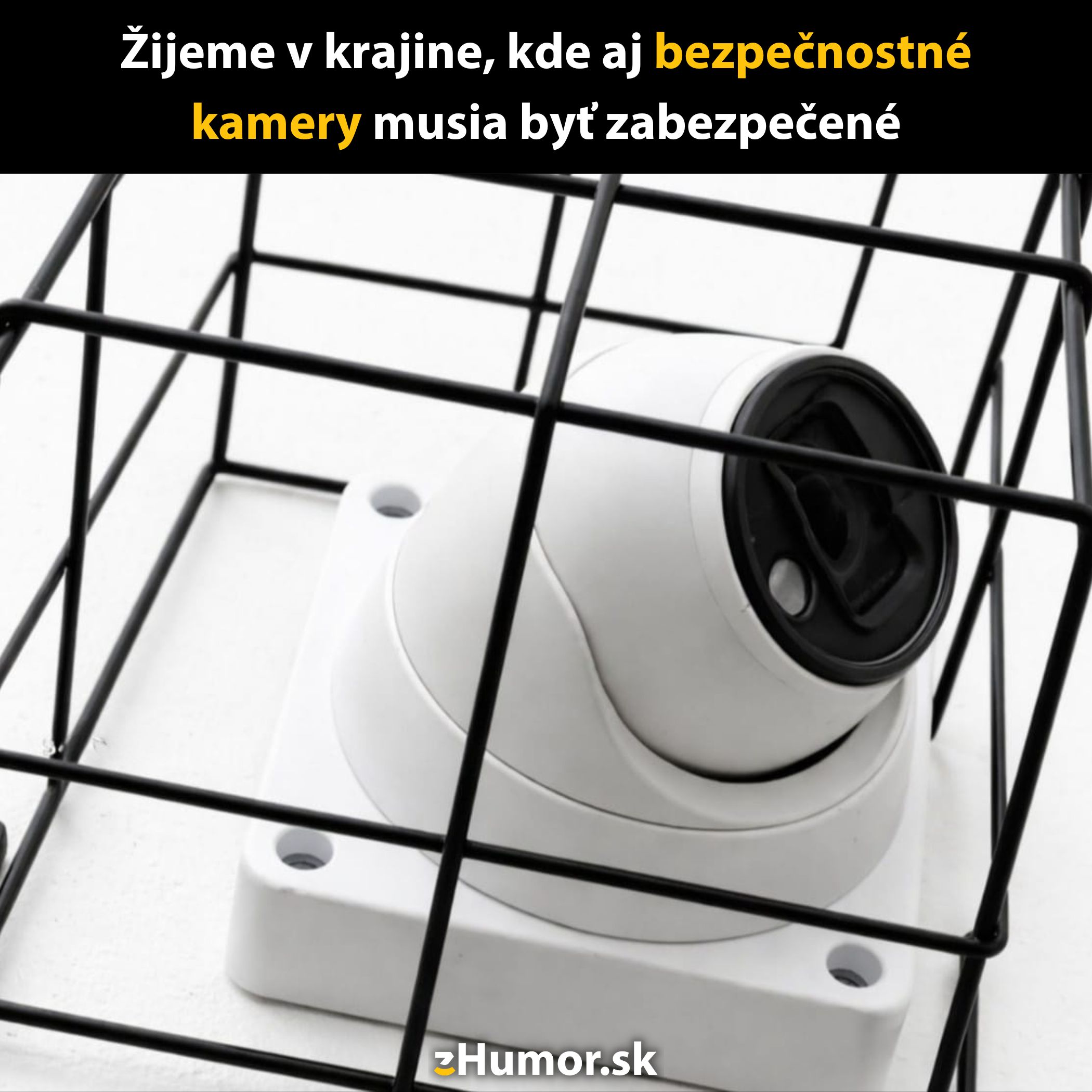 Bezpečnostná kamera za mrežami ilustruje nutnosť jej ochrany v nebezpečnom prostredí.