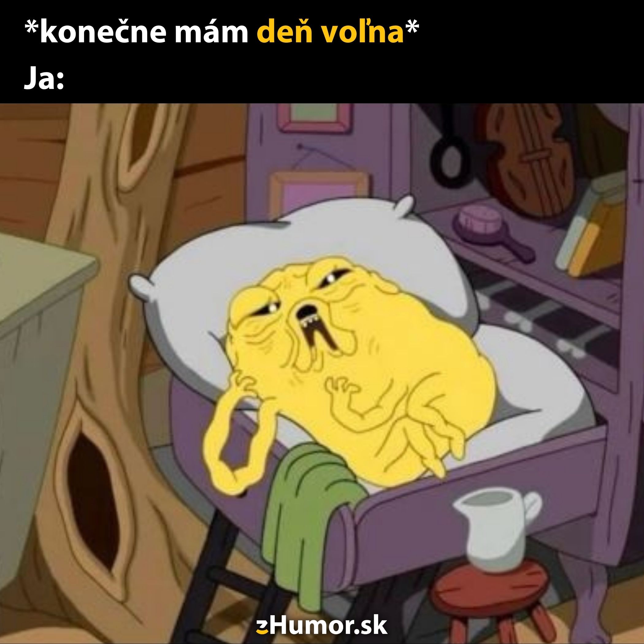 Žltý kreslený pes leží spokojne v kresle, oddychuje počas voľného dňa v chatke.