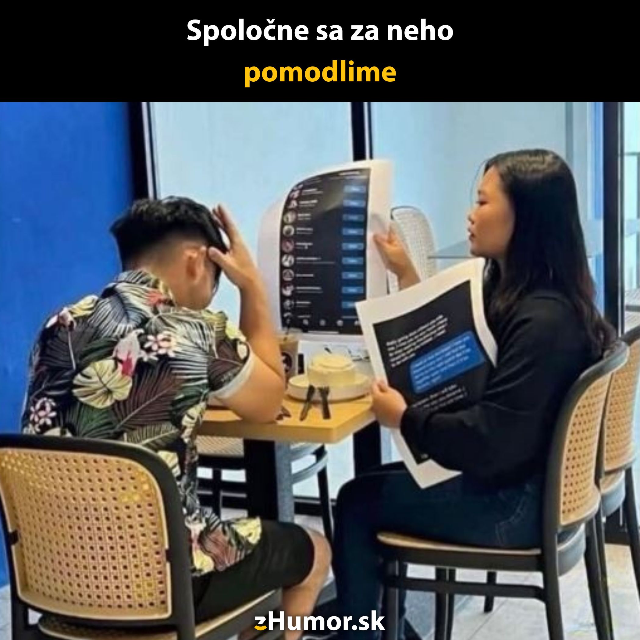 Muž a žena v reštaurácii diskutujú nad výtlačkami chatovej konverzácie.