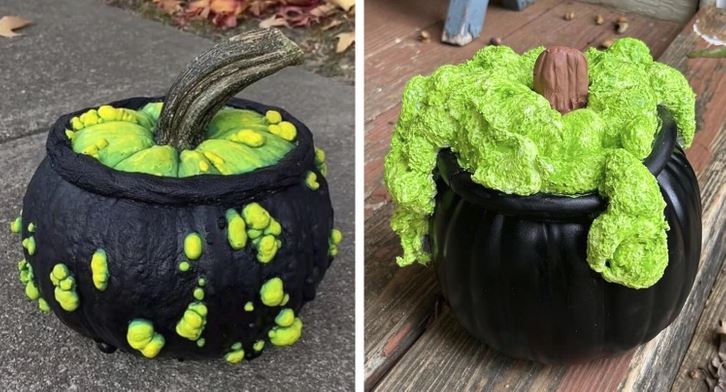 Čierne tekvice s výraznými zelenými ozdobami na betónovom a drevenom povrchu, ideálne pre halloweensku výzdobu.