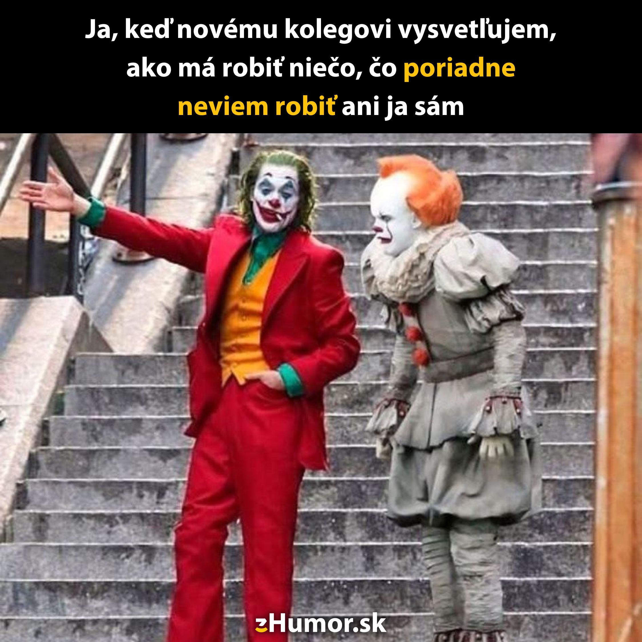 Dve postavy v kostýmoch klaunov diskutujú na schodoch.