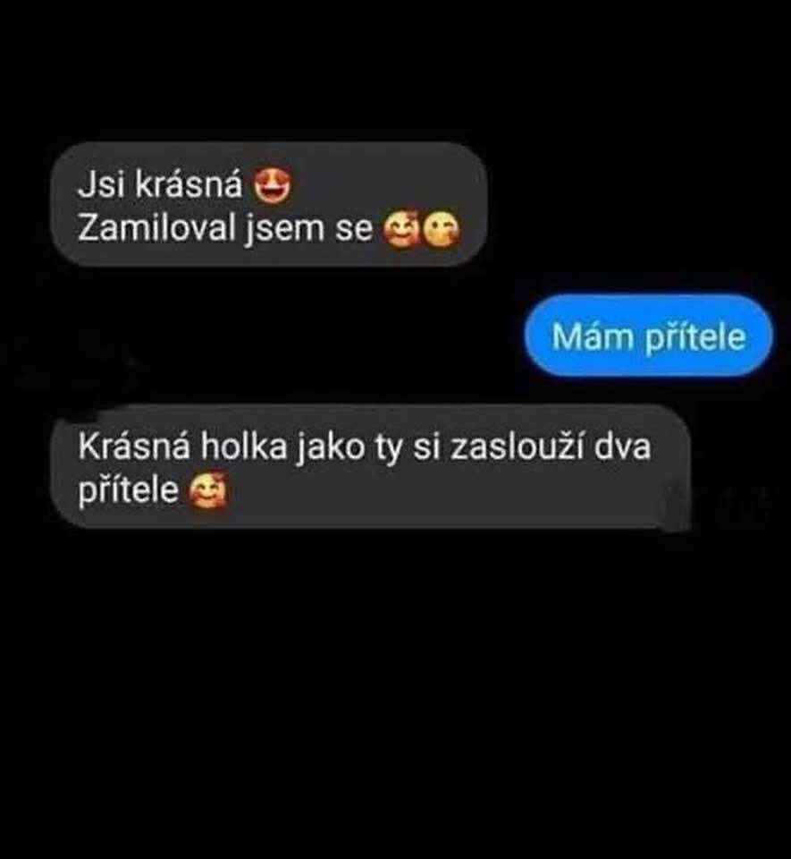 Konverzácia cez textové správy s emotikonmi: vyznanie lásky, odpoveď Mám přítele, a odvážny kompliment.